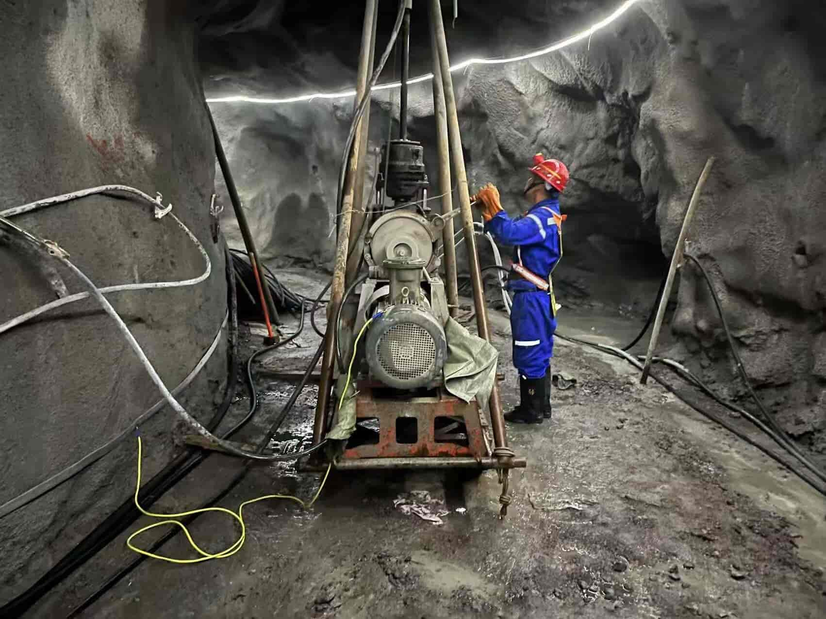 矿井下帷幕灌浆钻孔