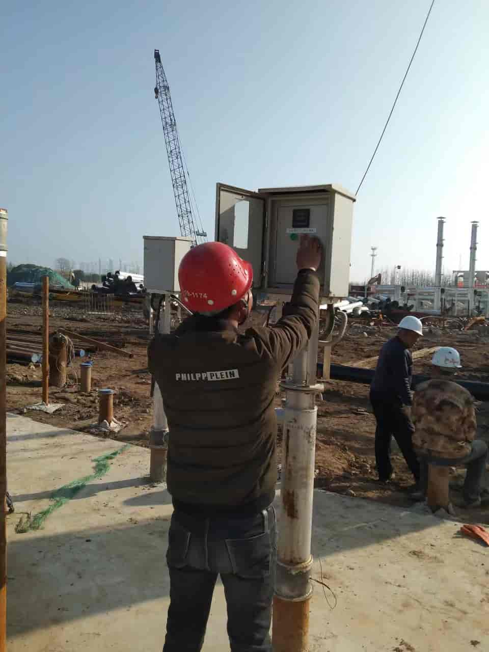 公司技术人员土壤修复操作中